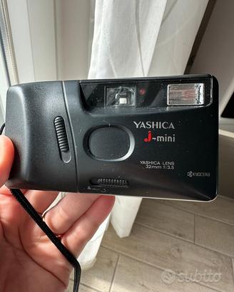 Fotocamera Yashica compatta formato 35mm.