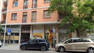tre vetrine in viale italia 