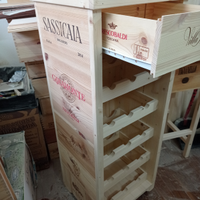 Cantinetta portabottiglie con cassette di vino