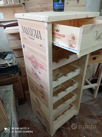 Cantinetta portabottiglie con cassette di vino