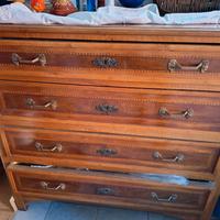 Comò antico in legno massello con maniglie in otto