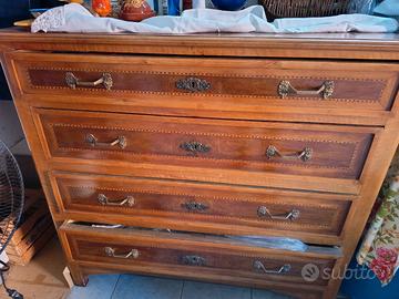 Comò antico in legno massello con maniglie in otto