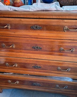 Comò antico in legno massello con maniglie in otto
