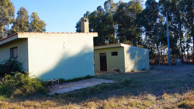 Terreno Agricolo con Due Edifici Moderni