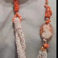 Collana corallo e perle con cameo.