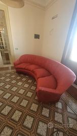 Divano rosso curvo in seta