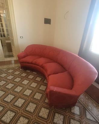 Divano rosso curvo in seta