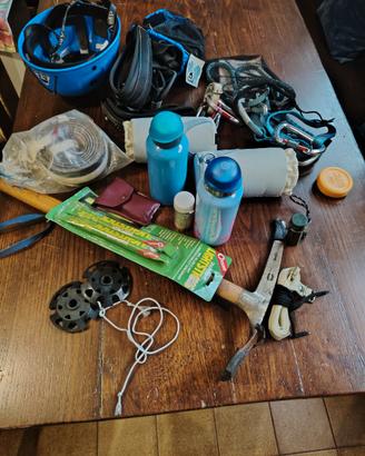 Vari oggetti per arrampicata