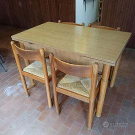 Tavolo da cucina con sedie