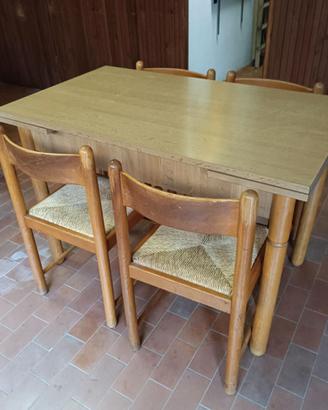 Tavolo da cucina con sedie