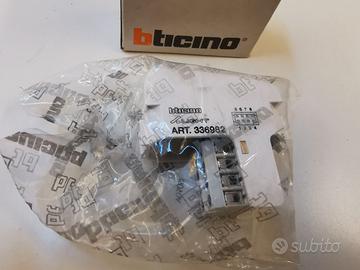 Bticino 336982 presa 8 vie molex living light