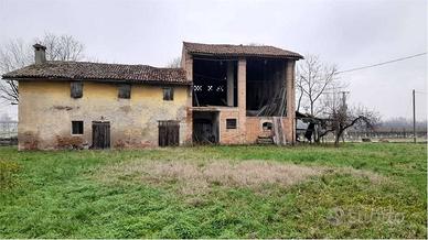 Rustico / Casale di 400 m² con più di 5 locali a C