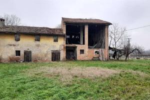 Rustico / Casale di 400 m² con più di 5 locali a C