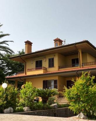 Villa di 300 m² con più di 5 locali e box auto dop