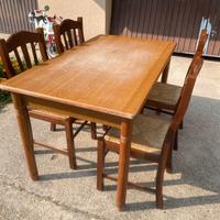 Tavolo da cucina con sedie