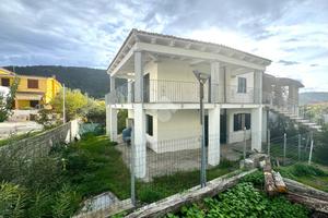 Appartamento trivano al piano terra con giardino