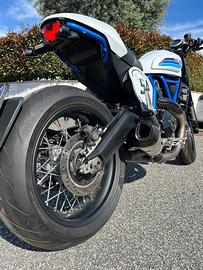 Moto Ducati scrambler 800 Cafe’ racer