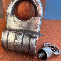 Antico lucchetto in ferro battuto con chiave