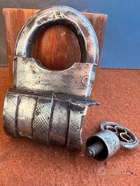 Antico lucchetto in ferro battuto con chiave