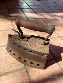 Vecchio ferro da stiro