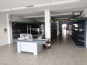 Negozio con cella frigo di 16mq