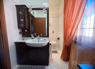 Mobili per bagno in legno massello e top in marmo