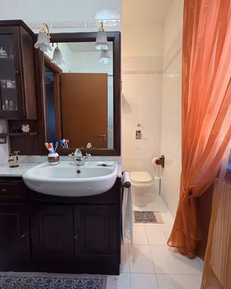 Mobili per bagno in legno massello e top in marmo
