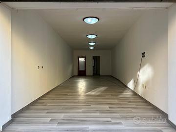 Locale storico ristrutturato con doppia vetrina