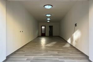 Locale storico ristrutturato con doppia vetrina