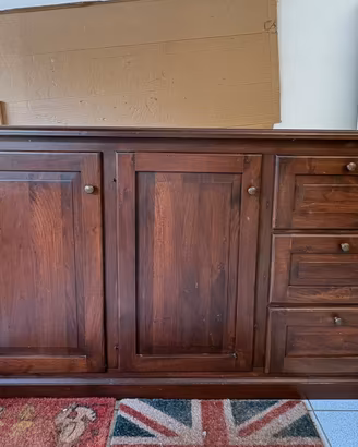Mobile in legno con due ante e tre cassetti