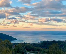 Casale vista mare con giardino privato