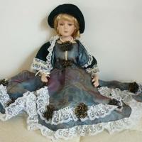 Bambola con viso, mani e piedi in fine porcellana