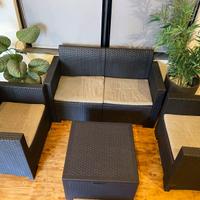 Divano salottino interno giardino + piante