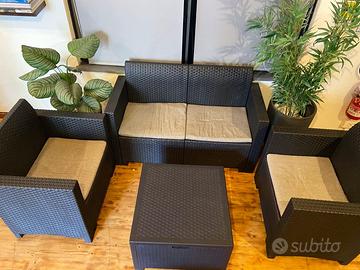 Divano salottino interno giardino + piante