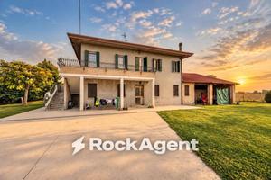 Casa indipendente di 370 m² con 2 locali e box aut