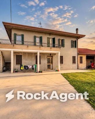 Casa indipendente di 370 m² con 2 locali e box aut