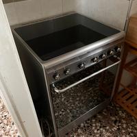 Cucina con piano a induzione SMEG