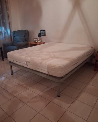 Letto reclinabile con materasso