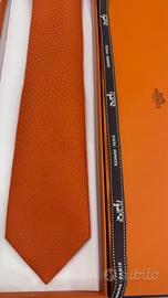 Cravatta Hermès Faconnee H24 nuova con cartellino