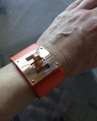 Bracciale alto con chiusura regolabile