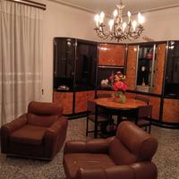 salotto con tavolo, 6 sedie, divano e poltrone 