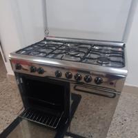 Cucina a gas con forno elettrico