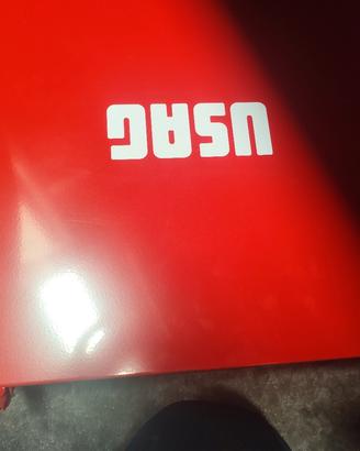 cassetta in lamiera con maschi e filiere