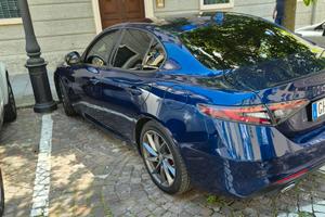 Alfa  Romeo  Giulia