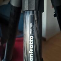 Cavalletto treppiede Manfrotto in Carbonio
