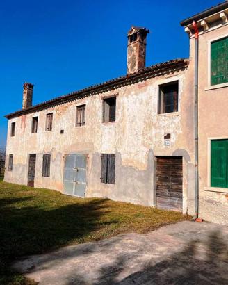 Rustico / Casale di 800 m² con più di 5 locali e b