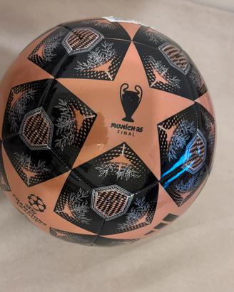 Pallone Autentico Champions Legue 2025.