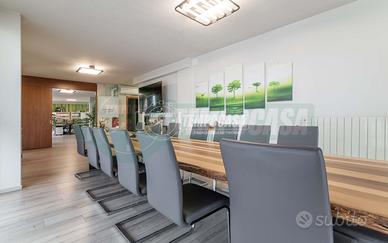 3 LOCALI IN CENTRO CON BOX E CANTINA