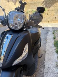 Scooter Beverly 300.