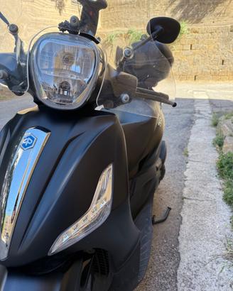 Scooter Beverly 300.